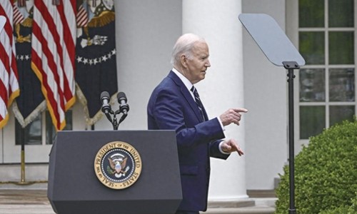 美對(duì)華加征關(guān)稅，多方批駁！美媒“民眾擔(dān)憂最終代價(jià)由美國(guó)消費(fèi)者承擔(dān)”（環(huán)球時(shí)報(bào)）