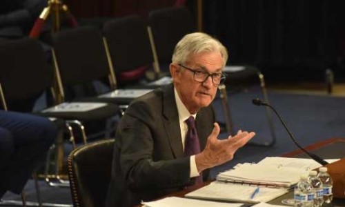 美聯(lián)儲(chǔ)主席鮑威爾出席國(guó)會(huì)聽(tīng)證會(huì) 強(qiáng)調(diào)“不急于”降息（中新網(wǎng)）